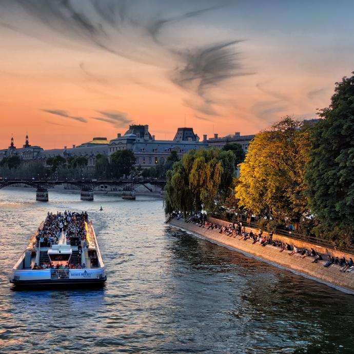Dîner aux chandelles pendant une croisière sur la Seine
