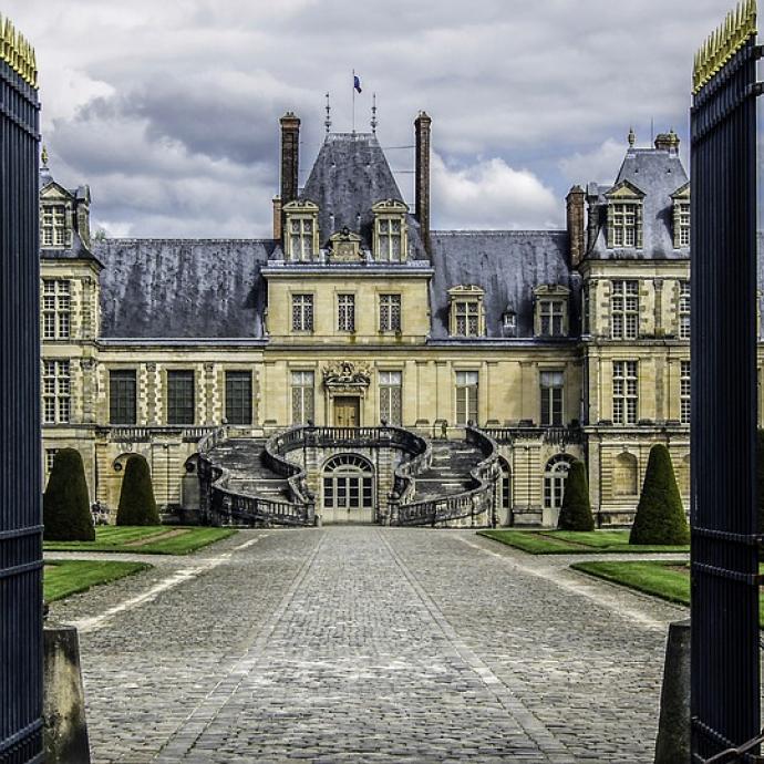ENQUÊTE AU CHÂTEAU DE FONTAINEBLEAU