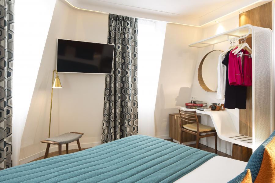 Deluxe Eiffel Room